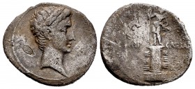 Augusto. Denario. 29-27 a.C. Brandisium y Roma. (Ffc-99). (Ric-271). (Cal-686). Anv.: Cabeza laureada de Augusto a derecha. Rev.: Estatua de Augusto c...