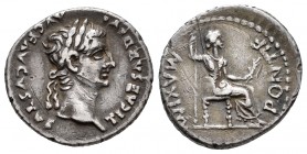 Tiberio. Denario. 15-18 d.C. Lugdunum. (Spink-1763). (Ric-26). (Seaby-16). Anv.: TI CAESAR DIVI AVG F AVGVSTVS. Busto laureado a derecha. Rev.: PONTIF...