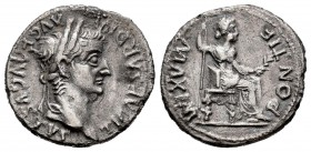 Tiberio. Denario. 14-37 d.C. Lugdunum. (Ric-30). Anv.: TI CAESAR DIVI AVG F AVGVSTVS. Cabeza laureada de Tiberio a derecha. Rev.: PONTIF MAXIM. Livia ...