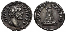 Antonino Pío. Denario. 161 d.C. Roma. (Ric-438). (Bmc-60). (Rsc-164a). Anv.: DIVVS ANTONINVS. Busto barbado a derecha. Rev.: CONSECRATIO. Pira funerar...