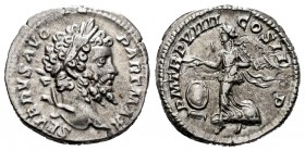 Septimio Severo. Denario. 200 d.C. Roma. (Spink-6333 variante). (Ric-150 variante). (Seaby-454 variante). Rev.: P M TR P VIIII COS II P P. Victoria vo...