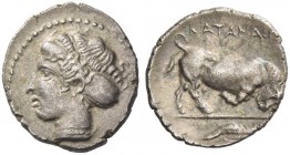 Catane. Litra circa 410-400, AR 0.86 g. Female head l., hair bound with band and caught up behind in saccos. Rev. Bull butting r.; in exergue, crayfis...
