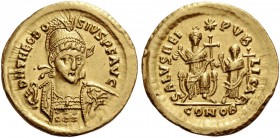 Theodosius II, 402 – 450. Solidus, Constantinople circa 425-429, AV 4.48 g. Helmeted, pearl-diademed and cuirassed bust three-quarters facing, holding...