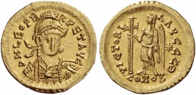 Leo I, 457 – 474. Solidus, Constantinople 462 or 468, AV 4.45 g. Pearl diademed, helmeted and cuirassed bust facing three-quarters r., holding spear a...