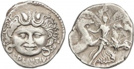 ROMAN COINS: ROMAN REPUBLIC
Denario. 47 a.C. PLAUTIA-15. L. Plautius Plancus. Anv.: Máscara de la Medusa con serpientes a ambos lados de la cara, deb...