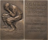 Erster Weltkrieg
 Bronzegussplakette 1914 (Max Blondat/Jean-Louis Forain) Le vêtement du prisonnier de guerre. Nach links sitzender Soldat schreibt e...