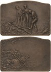Gartenbau und Landwirtschaft
Ohne Ortsangabe Bronzeplakette o.J. (Lucien Coudray) Ackerbau. Drei junge Männer beim Umgraben eines Feldes / Landwirtsc...
