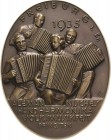 Musik
 Einseitige Bronzegussplakette 1935 (signiert PM) Alemanisches Handharmonika Volksmusikfest Pfingsten in Freiburg. Drei Männer und eine Frau sp...