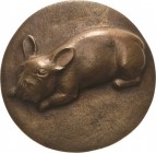 Ducke, Elfriede 1925-2015 Einseitige Bronzegussmedaille 2001. Nach links liegende Französische Bulldogge. 102,8 mm, 505,73 g Unikat. Gussfrisch