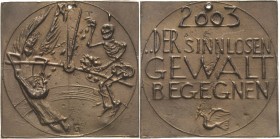 Güttler, Peter Götz *1939 Weißmetallgussplakette 2002. Zum neuen Jahr 2003. Friedensengel und Tod sitzen auf einer Balkenwaage / 4 Zeilen Schrift, dar...