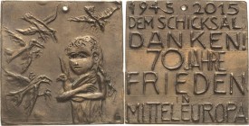 Güttler, Peter Götz *1939 Weißmetallgussplakette 2015. 70 Jahre Frieden in Mitteleuropa - Zum Neuen Jahr 2015. Mädchen in Halbfigur hält eine Taube in...