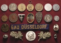 Drittes Reich
Lot-22 Stück Interessantes Lot von Medaillen und Abzeichen, hauptsächlich aus der Zeit des 3. Reichs. Darunter: u.a. Blaues Band-Gau Dü...