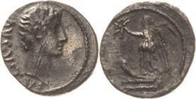 Kaiserzeit
Augustus 27 v. Chr.-14 n. Chr Quinar 27 v. Chr. Münzstätte des nördlichen Peloponnes Kopf nach rechts, AVGVSTVS / Victoria auf Schiffsburg...