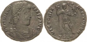 Kaiserzeit
Jovianus 363-364 Follis 363/364, Thessalonike Brustbild mit Juwelendiadem nach rechts, DN IOVIANVS PF AVG / Kaiser steht mit Standarte und...