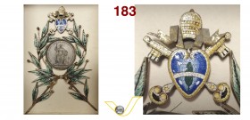 LEONE XIII (1878-1903) Med. A XXV per il 25 anniv. di pontificato, entro splendida cornice coeva in ottone a corona d'alloro sormontata da stemma papa...