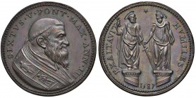 Roma. Sisto V (1585-1590). Medaglia anno III/1587 AE gr. 26,86 diam. 34,8 mm. Opus Domenico Poggini. Per la sistemazione delle statue dei SS. Pietro e...