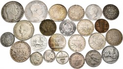 Lote de 24 monedas extranjeras, en su mayoría de plata, Gran Bretaña (2), Francia (10), Italia (4), Estados Papales (1), Dinamarca (3), Noruega (3), L...