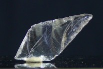 Néolithique - Pointe de flèche en cristal de roche
Très belle et rare pointe de flèche en cristal de roche entièrement translucide. Dimension : 28 mm...