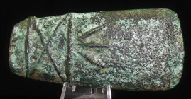 Age du bronze - Hâche en bronze - 3000 / 1000 av. J.-C.
Belle hâche en bronze avec une belle patine et un beau décor représentant peut être le schéma...