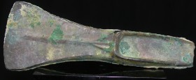 Age du bronze - Hâche à talon - 3000 / 1000 av. J.-C.
Belle hâche à talon. Aucun manque et beau tranchant. Belle patine vert olive. Longueur : 153 mm...