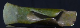 Age du bronze - Hâche à emmanchement - 3000 / 1000 av. J.-C.
Très belle hâche recouverte d'une patine brune. Très beau tranchant. Longueur : 135 mm....
