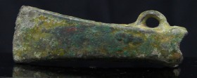 Age du bronze - Hâche à douille type "Couville"- 3000 / 1000 av. J.-C.
Belle hâche à douille. Aucun manque et beau tranchant. Belle patine vert olive...