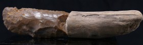 Egypte - Pré-dynastique - Thèbes - Couteau en silex - 4000 / 3000 av. J.-C.
Joli couteau en silex finement taillé, de couleur marron, emmanché dans u...