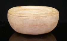 Egypte - Nouvel empire - Vase en calcite - 1500 / 1000 av. J.-C. (18ème-20ème dynastie)
Joli petit récipient en calcite beige. Dimension : 38 mm.