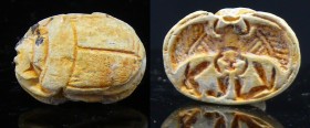 Egypte - Basse époque - Scarabée en calcite - 664 / 332 av. J.-C. (26ème-30ème dynastie)
Scarabée en calcite blanc, décoré d'un scarabée aux ailes dé...