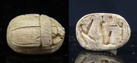 Egypte - Basse époque - Scarabée en calcite - 664 / 332 av. J.-C. (26ème-30ème dynastie)
Scarabée en calcite blanc décoré de 3 hiéroglyphes. Dimensio...