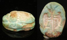 Egypte - Basse époque - Scarabée en fritte émaillée - 664 / 332 av. J.-C. (26ème-30ème dynastie)
Grand scarabée en fritte émaillée de couleur verte d...