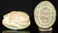 Egypte - Basse époque - Scarabée en fritte émaillée - 664 / 332 av. J.-C. (26ème-30ème dynastie)
Scarabée en fritte émaillée de couleur vert-pale orn...