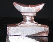Egypte - Basse époque - Appui tête en ématite - 664 / 332 av. J.-C. (26ème-30ème dynastie)
Amulette en ématite représentant un appui tête. Dimension ...