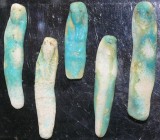 Egypte - Epoque Ptolémaïque - Lot de 5 oushebtis en fritte - 305 / 30 av. J.-C.
Ensemble de 5 oushebtis frustres en fritte émaillée bleue. Dimensions...