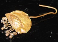 Egypte - Période islamique - Pendentif poisson en alliage 
Pendentif ou boucle d'oreille en cuivre représentant un poisson. Dimension : 45 mm.