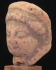 Grèce - Tête en terre cuite - 200 / 100 av. J.-C.
Petite tête en terre cuite de couleur orangée représentant une femme aux yeux en amande. Quelques t...