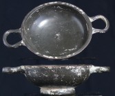 Grèce - Grand kylix en terre cuite - 400 / 300 av J.-C.
Grand kylix en terre cuite noire vernissée. Dimension : 138 mm.