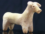 Anatolie - Figurine représentant un bovin en terre cuite - 2000 / 1000 av. J.-C.
Animal en terre cuite de couleur beige représentant un bovin à grand...