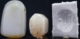Mésopotamie - Cachet en agate - 3000 / 1000 av. J.-C.
Cachet en agate à l'empreinte stylisée. Restes de l'anneau de préhension en bronze dans le trou...