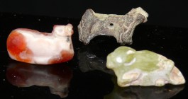 Moyen Orient - Lot de 3 petits animaux - 2000 / 1500 av. J.-C.
Lot de 3 petits animaux en cristal de roche, agate et bronze. Dimensions : 20 à 25 mm....