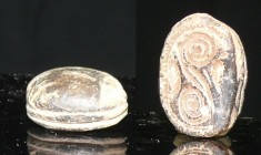 Proche Orient - Scarabée en stéatite - 1500 / 1000 av. J.-C.
Scarabée en stéatite de couleur beige dont l'empreinte représente 2 serpents entrelacés....