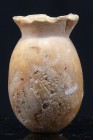 Proche Orient - Vase à onguents en calcite - 1000 av. J.-C.
Joli vase à onguents en calcite avec un petit bec. Dimensions : 35 * 22 mm.
