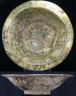 Iran - Grand plat en faïence - 1100 / 1200 ap. J.-C.
Important plat en faïence émaillée blanche dorée, orné de frises noires. L'objet est intacte et ...
