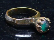 Romain - Bague féminine en bronze - 400 / 700 ap. J.-C.
Bague féminine byzantine en bronze ornée d’une perle de verre bleu marine. Dimensions : 30 * ...