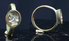Romain - Bague en bronze - 100 / 300 ap. J.-C.
Bague en bronze dont le chaton est un sceau avec la représentation d'un homme barbu de profil. Dimensi...