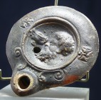 Romain - Lampe représentant " Bacchus" - 0 / 100 ap. J.-C.
Lampe représentant Bacchus avec en médaillon la représentation de Bacchus devant un calice...