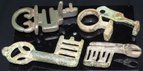 Romain - Lot de 5 clefs en bronze - 100 / 300 ap. J.-C.
Lot de cinq clés en bronze allant de 65 à 30 mm.