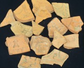 Romain - Lot de 15 morceaux de sigillé - 100 / 300 ap. J.-C.
Bel ensemble de quinze morceaux de sigillés ocre ornés essentiellement de motifs floraux...