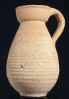 Romain - Cruche en terre cuite - 300 / 500 ap. J.-C.
Pot à une anse en terre cuite de couleur ocre. La panse est décorée de canelures. Petit trou sur...