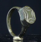 Romain - Bague en bronze - 200 / 500 ap. J.-C.
Belle bague en bronze à chaton haut et plat orné d'une frise géométrique. Dimensions : 240 * 210 mm....
